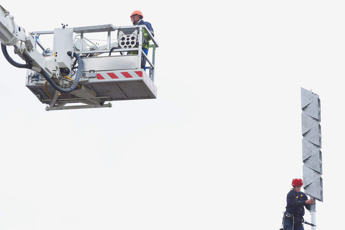 Des spécialistes installent une sirène Type Delta 6 TK 750 K